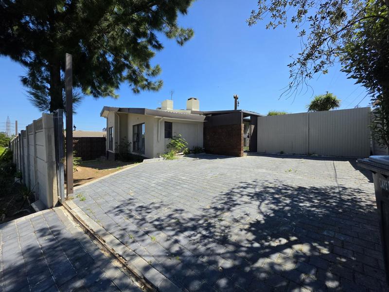 To Let 4 Bedroom Property for Rent in Blomtuin Western Cape